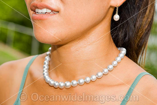 Oyster Pearl string necklace photo